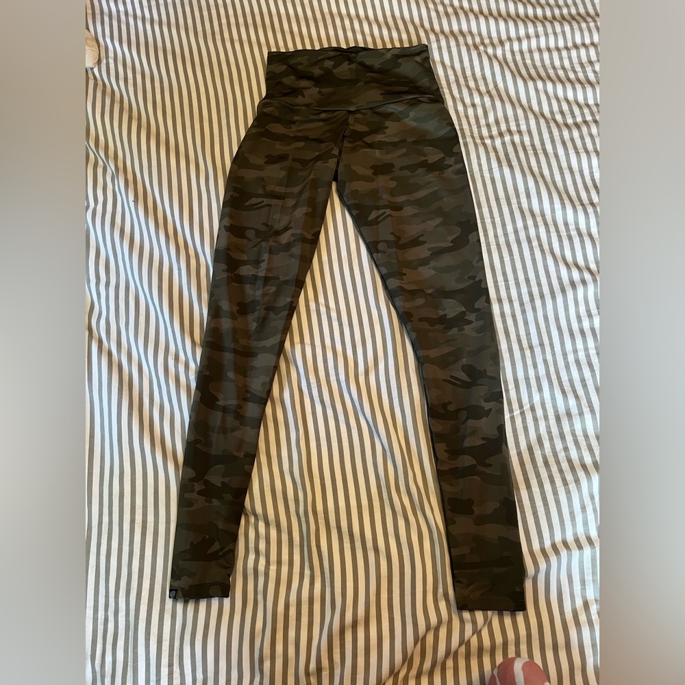 Onzie camo leggings